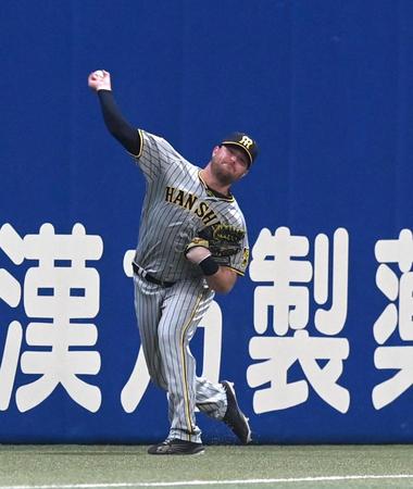 阪神・ノイジーが強肩発動　三塁へノーバン送球で一走を刺す　バンテリンドームどよめく