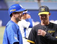 　中野（右）と話す山本（撮影・中田匡峻）