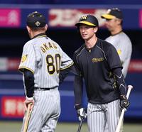 　打撃練習を終え、岡田監督（左）にあいさつをする近本（撮影・中田匡峻）
