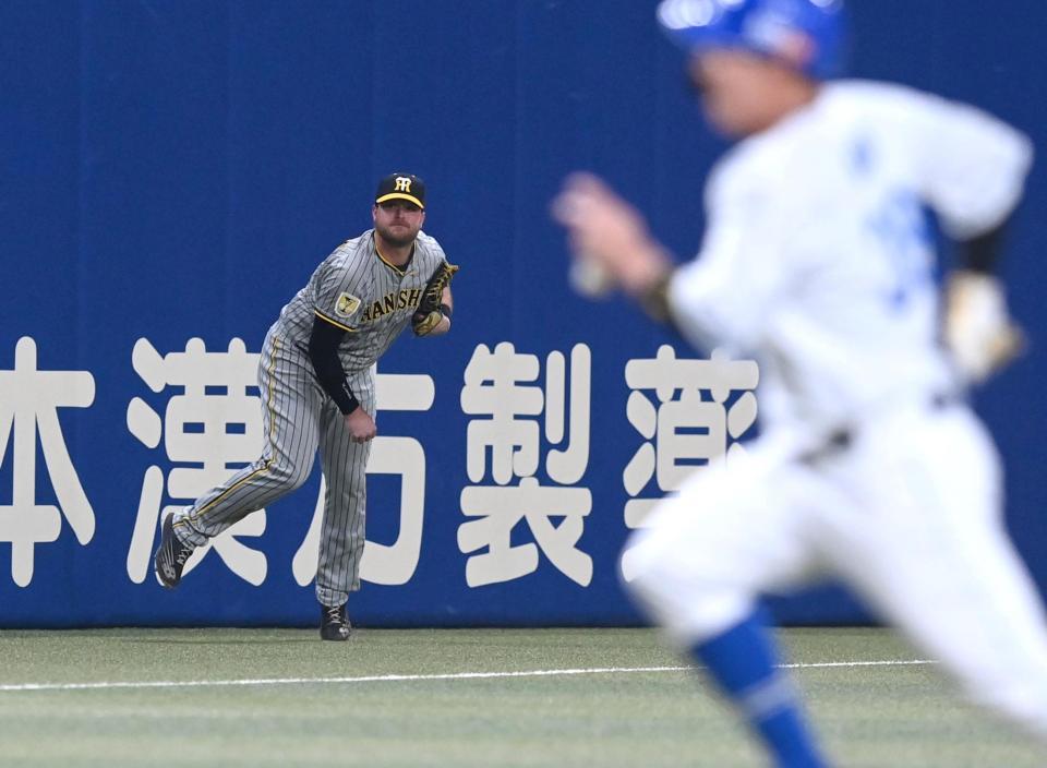 　２回、素早い返球で三塁を狙う宇佐見（手前）の進塁を阻止するノイジー（撮影・飯室逸平）