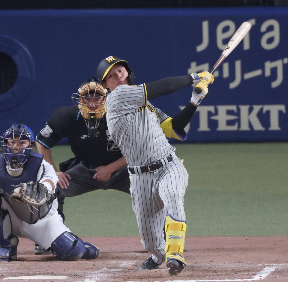 　９回、中越え二塁打を放つ森下（撮影・田中太一）