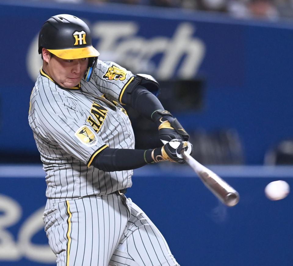 　９回、左前打を放つ大山（撮影・飯室逸平）