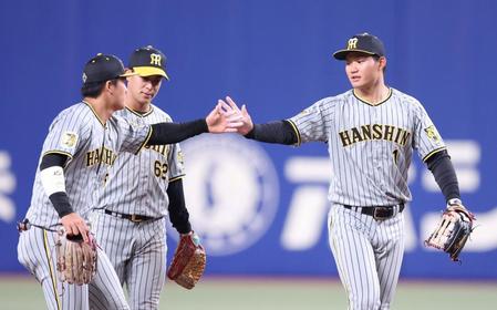 　引き分けに終わり、前川（左）らとタッチを交わす森下（右）。中央は植田（撮影・中田匡峻）