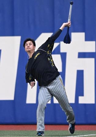 　調整する大竹（撮影・飯室逸平）