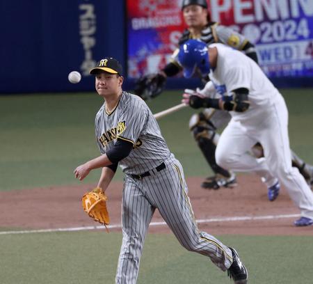 　３回、中田を併殺に打ち取る大竹（撮影・田中太一）