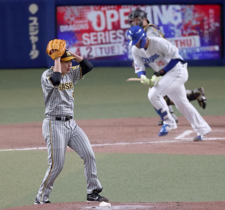 　４回、石川昂を凡打に仕留めた大竹はバットの破片から身を守る（撮影・田中太一）