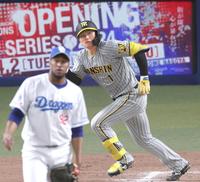 　９回、マルティネス（手前）から中越え二塁打を放つ森下（撮影・田中太一）