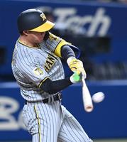 　９回、二塁打を放つ森下（撮影・飯室逸平）