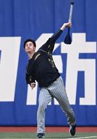 　調整する大竹（撮影・飯室逸平）