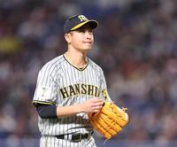 　３回を投げ終え、ベンチに戻る大竹（撮影・中田匡峻）