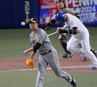 　３回、中田を併殺に打ち取る大竹（撮影・田中太一）