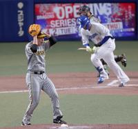 　４回、石川昂を凡打に仕留めた大竹はバットの破片から身を守る（撮影・田中太一）