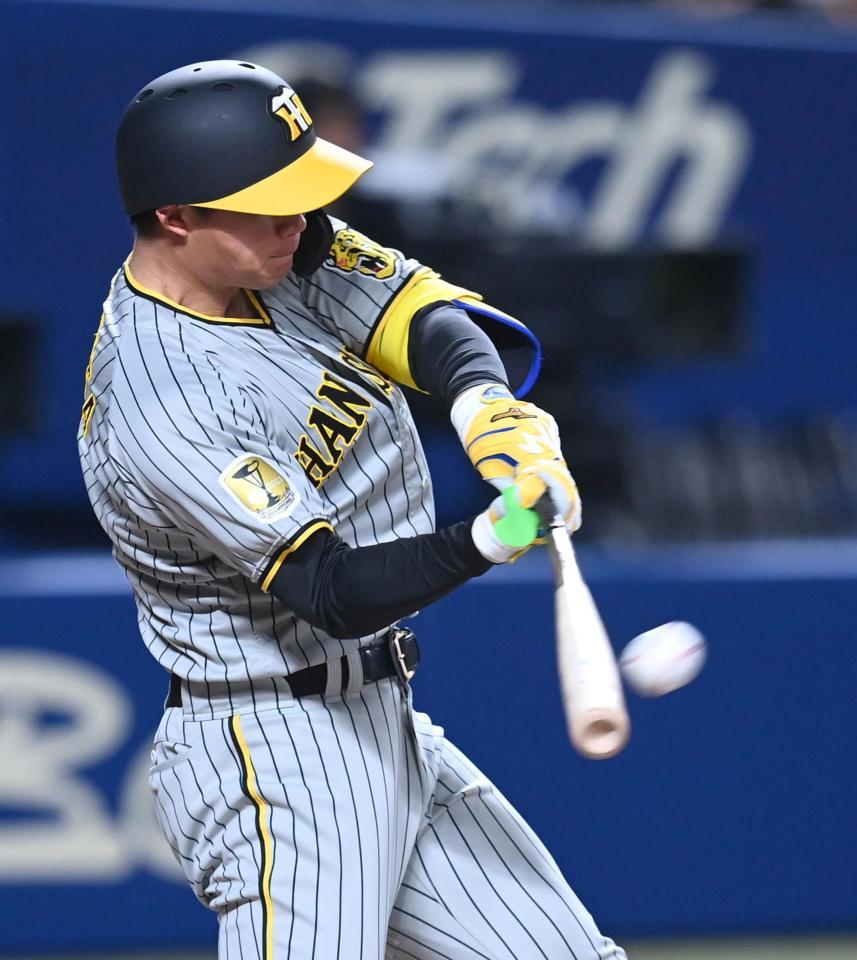 　９回、二塁打を放つ森下（撮影・飯室逸平）