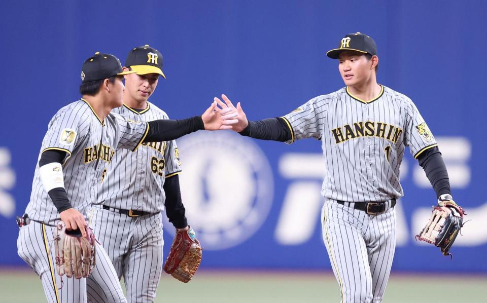 　引き分けに終わり、前川（左）らとタッチを交わす森下（右）。中央は植田（撮影・中田匡峻）