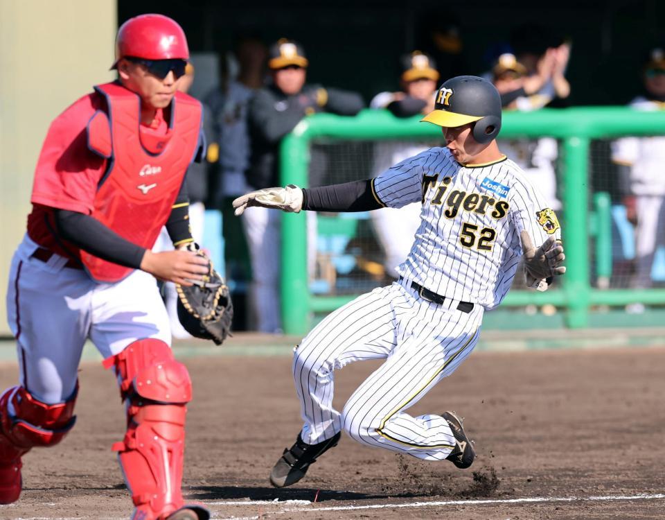 　７回、山田は井坪の二塁打で守備が乱れ生還する（撮影・山口登）