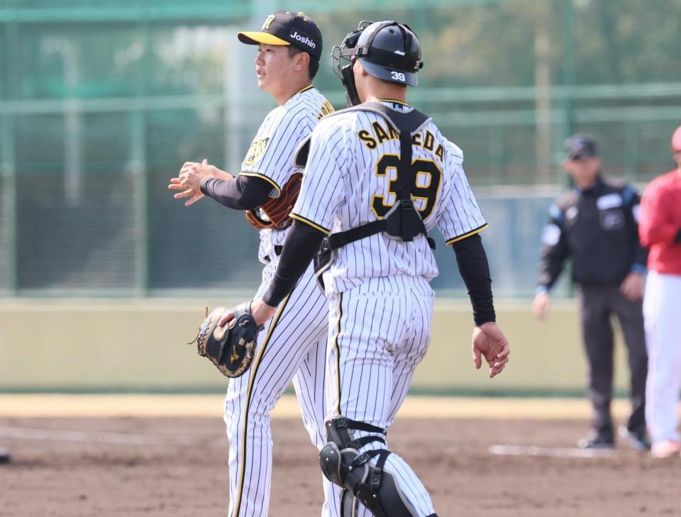 　５回、栄枝（手前）と言葉を交わす門別（撮影・立川洋一郎）