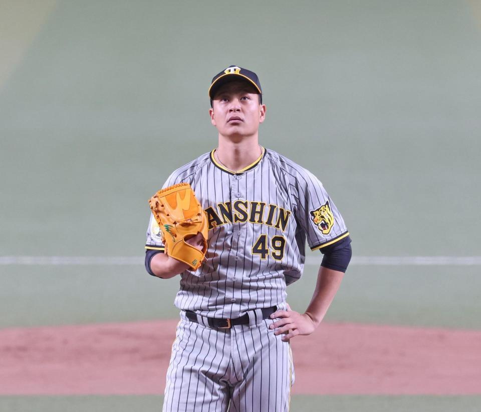 　２回、石川昂に同点ソロを浴びた大竹は上を見上げる（撮影・中田匡峻）