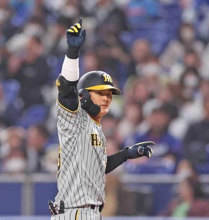 　９回、適時打を放ちベンチに向かって手を上げる前川（撮影・中田匡峻）