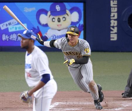 　９回、右前へ適時打を放つ前川。投手・マルティネス（撮影・田中太一）