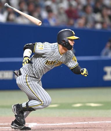 　９回、右前タイムリーを放つ前川（撮影・飯室逸平）