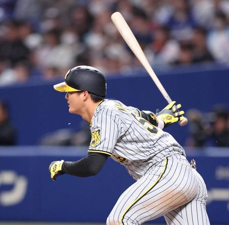 　９回、右前適時打を放つ前川（撮影・中田匡峻）