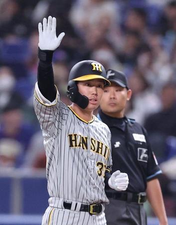 　１回、左前に先制適時打を放ち、ベンチに向かって手を挙げる糸原（撮影・中田匡峻）