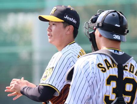 　５回、栄枝（右）から声をかけられる門別（撮影・立川洋一郎）