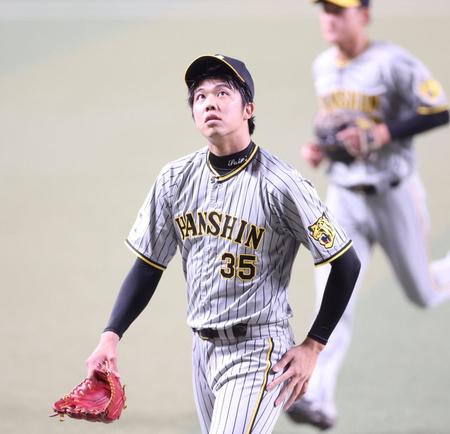 　２回に２失点した才木はイニングを投げ終え、上を見上げながらベンチに戻る（撮影・中田匡峻）