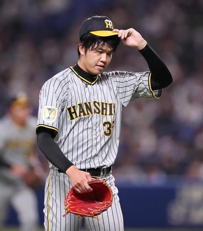 　２回裏を終え、ベンチに戻る才木