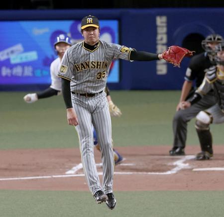 　２回、宇佐見の打球に飛びつく才木（撮影・田中太一）