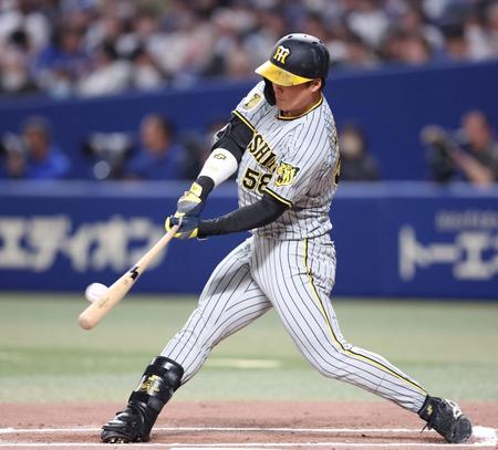 　６回、ライトへ二塁打を放つ前川（撮影・中田匡峻）