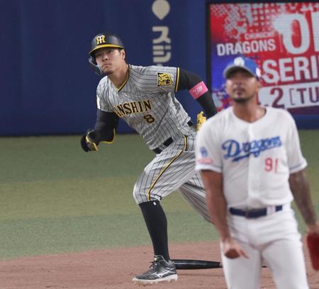 　２回、二塁打を放つ佐藤輝（撮影・田中太一）