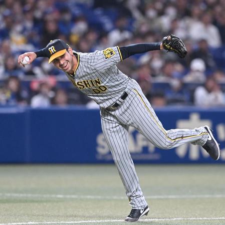 　６回、ゲラは中島の打球を処理し、送球しようとするも内野安打となる（撮影・飯室逸平）