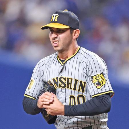 　６回、宇佐見の打球を捕るも二塁へ悪送球し、ピンチを広げたゲラは厳しい表情を見せる（撮影・中田匡峻）