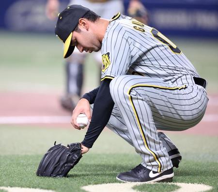 　６回、中島の打球を処理後、足を気にするゲラ（撮影・中田匡峻）