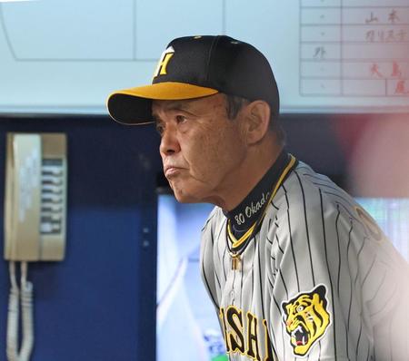 ７回表の攻撃を終え、選手交代を告げた阪神・岡田彰布監督はベンチで厳しい表情を見せる＝バンテリンドームナゴヤ（撮影・中田匡峻）