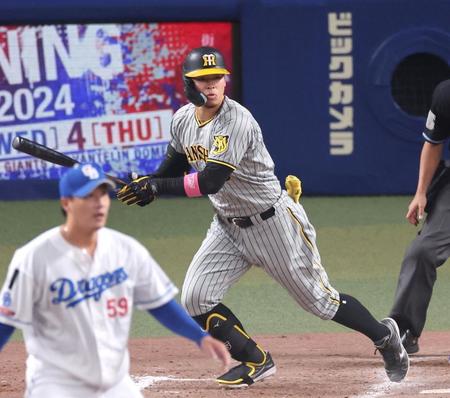 　８回、左前へ安打を放つ佐藤輝（撮影・田中太一）