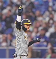 　９回、適時打を放ちベンチに向かって手を上げる前川（撮影・中田匡峻）