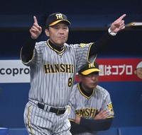 　５回、リクエストする岡田監督（撮影・飯室逸平）