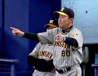 　５回、高寺の二盗でリプレー検証を要求する岡田監督（撮影・田中太一）