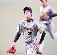 　２回に２失点した才木はイニングを投げ終え、上を見上げながらベンチに戻る（撮影・中田匡峻）