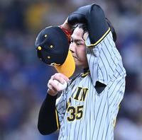 　２回、２点を奪われぼう然と汗をぬぐう才木（撮影・飯室逸平）