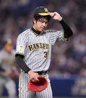 　２回裏を終え、ベンチに戻る才木