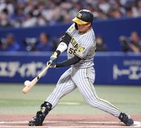 　６回、ライトへ二塁打を放つ前川（撮影・中田匡峻）