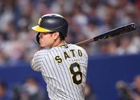 　６回、中前打を放つ佐藤輝（撮影・中田匡峻）