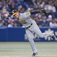 　６回、ゲラは中島の打球を処理し、送球しようとするも内野安打となる（撮影・飯室逸平）