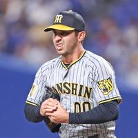 　６回、宇佐見の打球を捕るも二塁へ悪送球し、ピンチを広げたゲラは厳しい表情を見せる（撮影・中田匡峻）