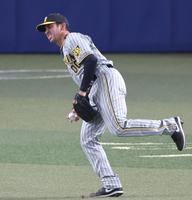　６回、中島の打球を捕る際に足を痛め、顔をしかめるゲラ（撮影・田中太一）