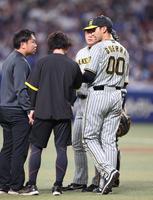 　６回、中島に適時内野安打を浴びた後、左足を気にするゲラ（撮影・中田匡峻）