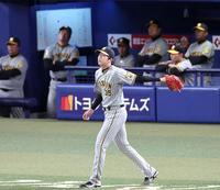 　５回、ピンチを広げた才木は阪神ベンチを背にマウンドへ戻る（撮影・田中太一）